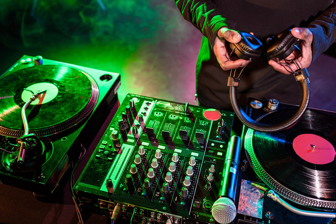 DJ sur la table de mixage pendant un événement à Rennes en Bretagne